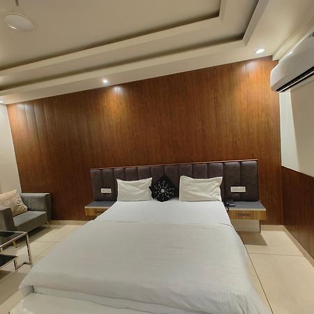 Hotel Skylark & Banquet Palwal Exterior foto