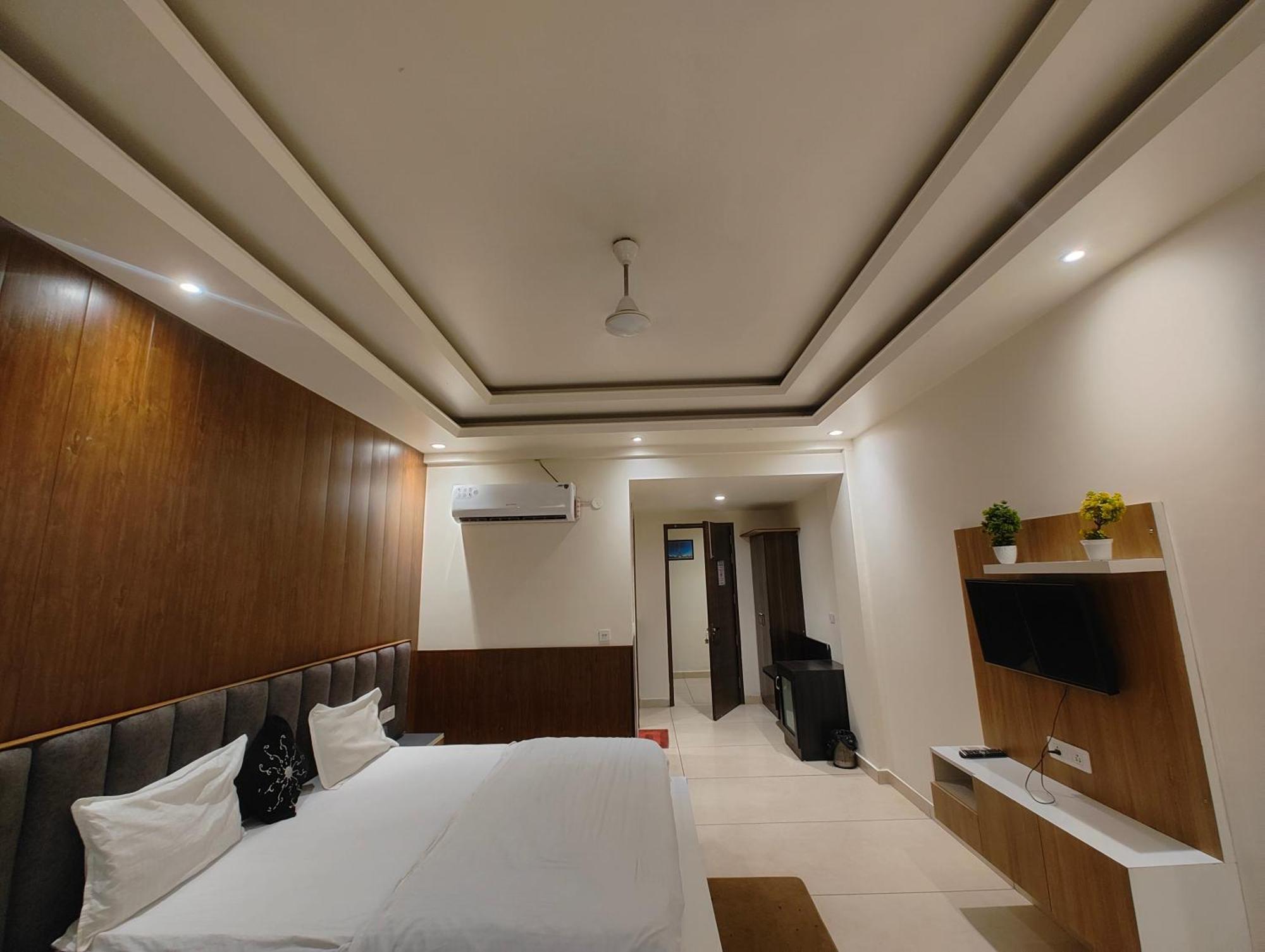 Hotel Skylark & Banquet Palwal Exterior foto
